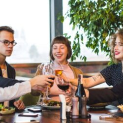 Celebración de amigos en restaurante